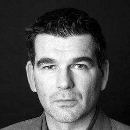 Magnus Roosmann 飾演 Advokat Fredrixon