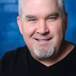 Brad Savage 飾演 Muscles