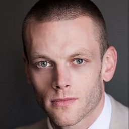 George Jonson 飾演 Blondie