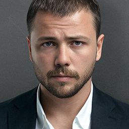 Tolga Sarıtaş 飾演 Astegmen Kerim