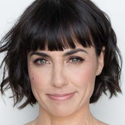 康絲坦絲·季默 - 踏浪奔流演員 飾演Lola