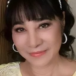 Viyada Umarin 飾演 Oum