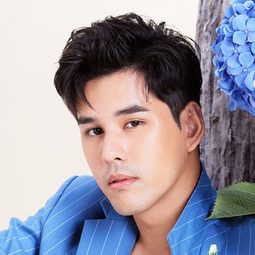 Aun Akrabhaj Bunnag 飾演 Bomb