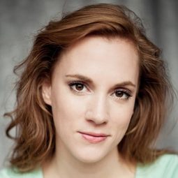 Alice Moreault - 變裝妖舞演員 飾演Maude