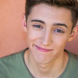 Boris Bilic - 怪物高中2演員 飾演Alexandrew