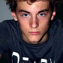 Gaspard Gevin-Hié 飾演 Kevin