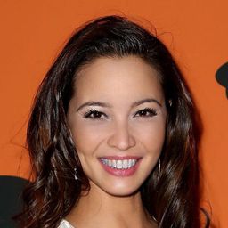 Laurine Price 飾演 Kate