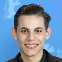 Francesco Di Napoli 飾演 Enzo