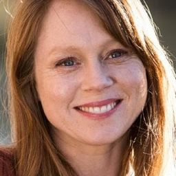 Hayley McElhinney 飾演 May