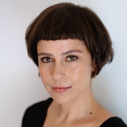 姬絲達阿法特 - 逃婚緣記演員 飾演Molly