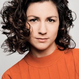 Eva Meckbach 飾演 Elizabeth