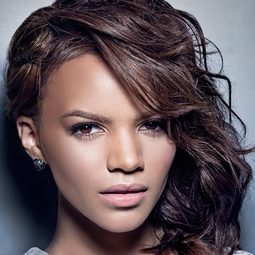 Leslie Grace 飾演 Yenny