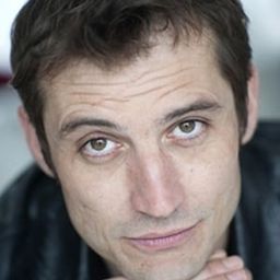 Jean-Édouard Bodziak 飾演 Young Psychoanalyst