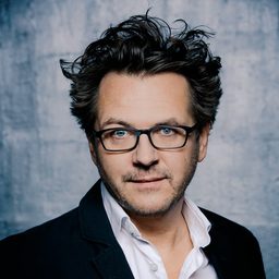 Andreas Fröhlich 飾演 Erzähler