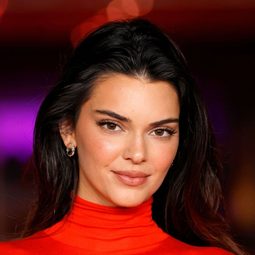 肯達爾·詹娜 - 體壇秘史：Caitlyn Jenner 奧運金牌之路演員 飾演Self - Jenner's Daughter (archive footage)