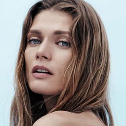 Małgorzata Bela 飾演 Susie's Mother / Death