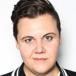 Caitlin Weierhauser 飾演 Flo
