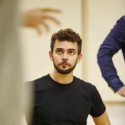 Tom Wilton 飾演 Gorilla