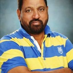 Narsing Yadav 飾演 Goon