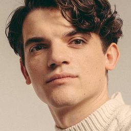 Edward Bluemel 飾演 Heath