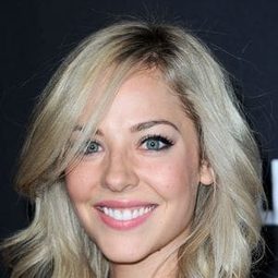 MacKenzie Porter 飾演 Cora (voice)