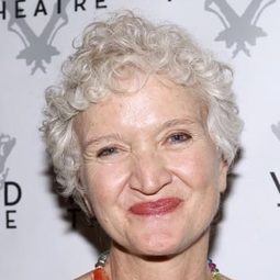 瑪麗舒爾茨 飾演 Davina