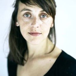 Emmanuelle Hiron 飾演 