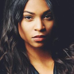 Aeriél Miranda 飾演 Felice Davis