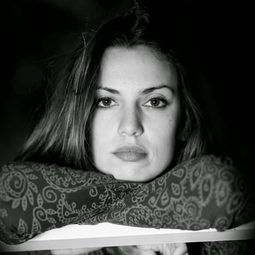 Laya Martí - 飛常性奮演員 飾演Novia