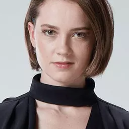 艾潔·雀斯敏葛魯 飾演 Aslı