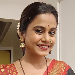 Hemangi Kavi 飾演 Murli's Mother