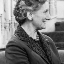 Jane Rose 飾演 Elsie