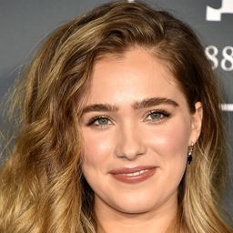 海莉．盧．理察遜 飾演 Claire Benoit