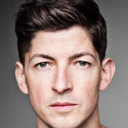 Lee Knight 飾演 Lee