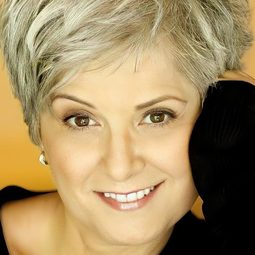 Mary Long 飾演 Santa Li Causi