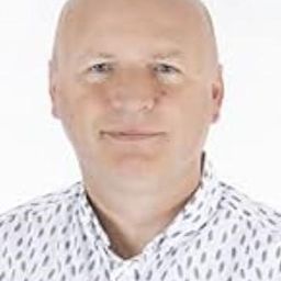 Anthony Haley 飾演 Cricket Spectator