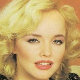 Olinka Hardiman 飾演 Caterina