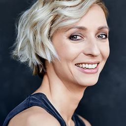 卡蘿琳娜·波卡里 飾演 Eliza Jankowska