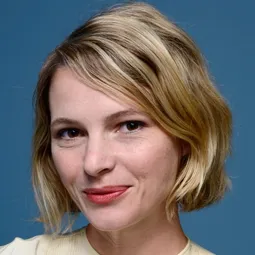 艾美塞梅茲 - 詭墓演員 飾演Rachel Creed