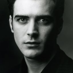 Cian Barry 飾演 Rob