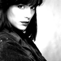 Angie Gray - 鬥牛士演員 飾演Chica Ana