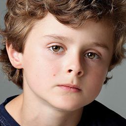 Finlay Wojtak-Hissong 飾演 Drew