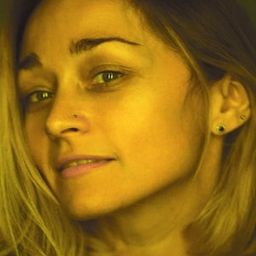 Yuliya Kronrod - 新聞制造者演員 飾演girl with a scooter