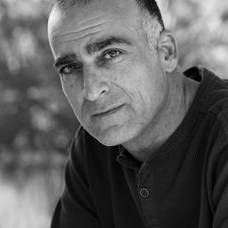 Yoram Toledano 飾演 Asher Naim