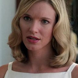 Sarah Peterson 飾演 Iris