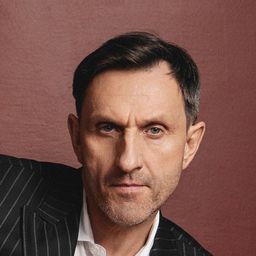 Dainius Kazlauskas 飾演 Leo