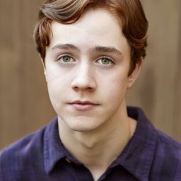 Ames McNamara 飾演 T. J. Swift