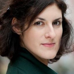 Carine Piazzi 飾演 deuxième hôtesse