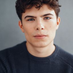 Simon Belz 飾演 Curtis