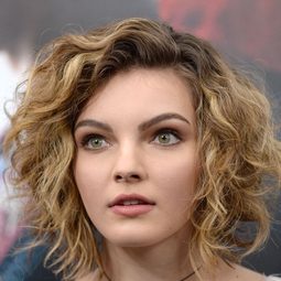 Camren Bicondova 飾演 Self